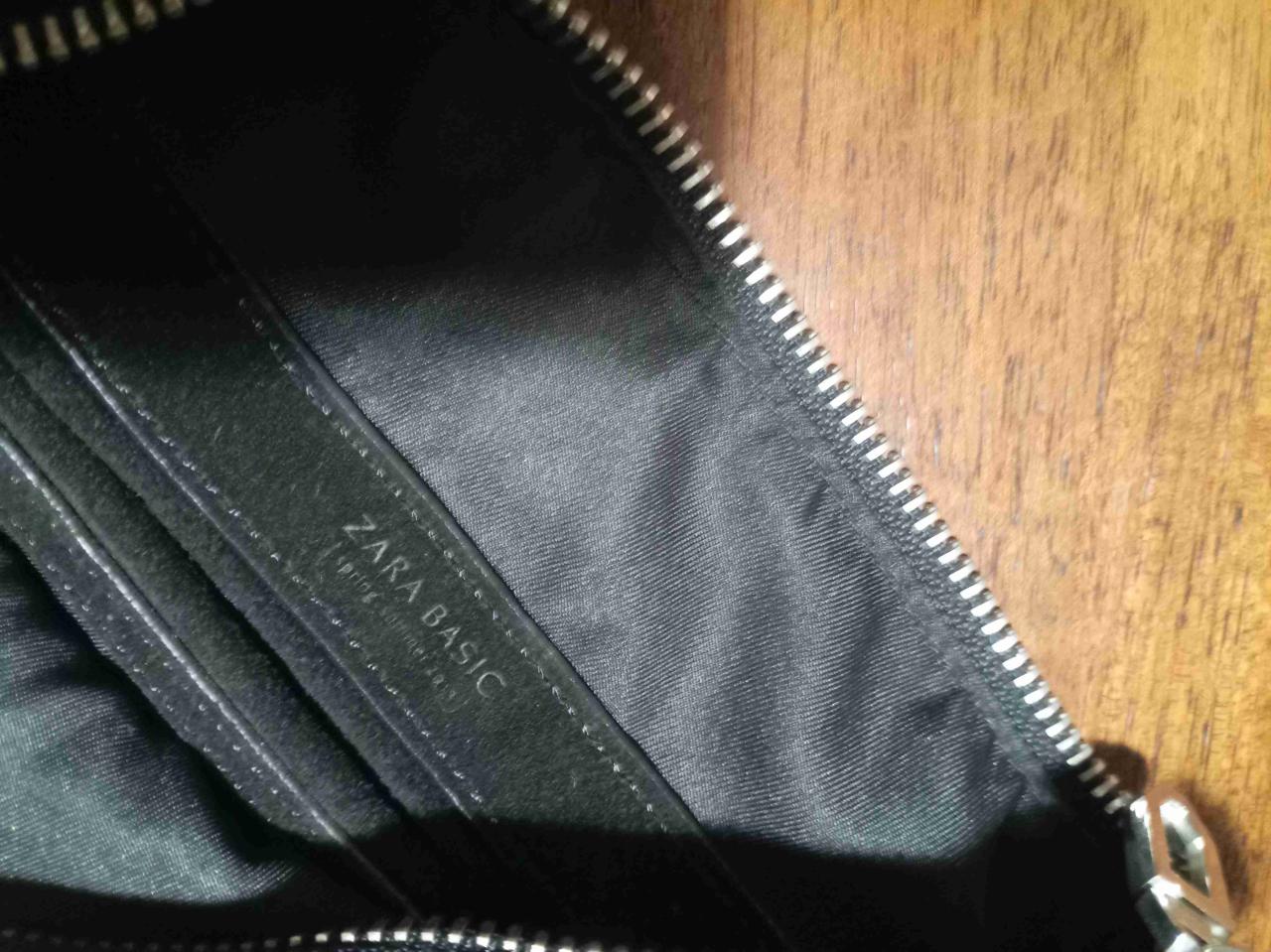 Cartera negra con cadena - miniatura 3