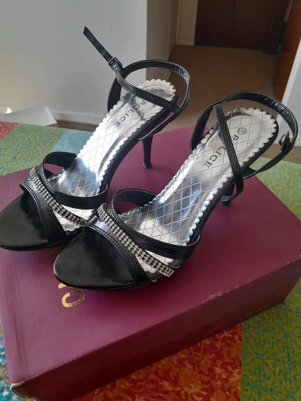 Tacones negros con detalles brillantes - miniatura 1