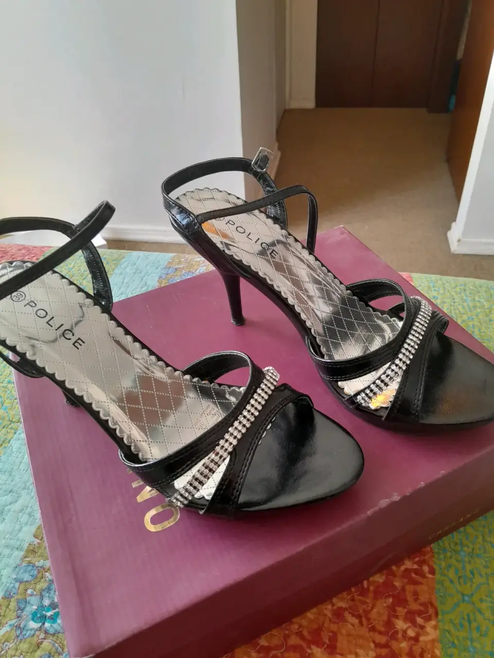 Tacones negros con detalles brillantes - miniatura 2