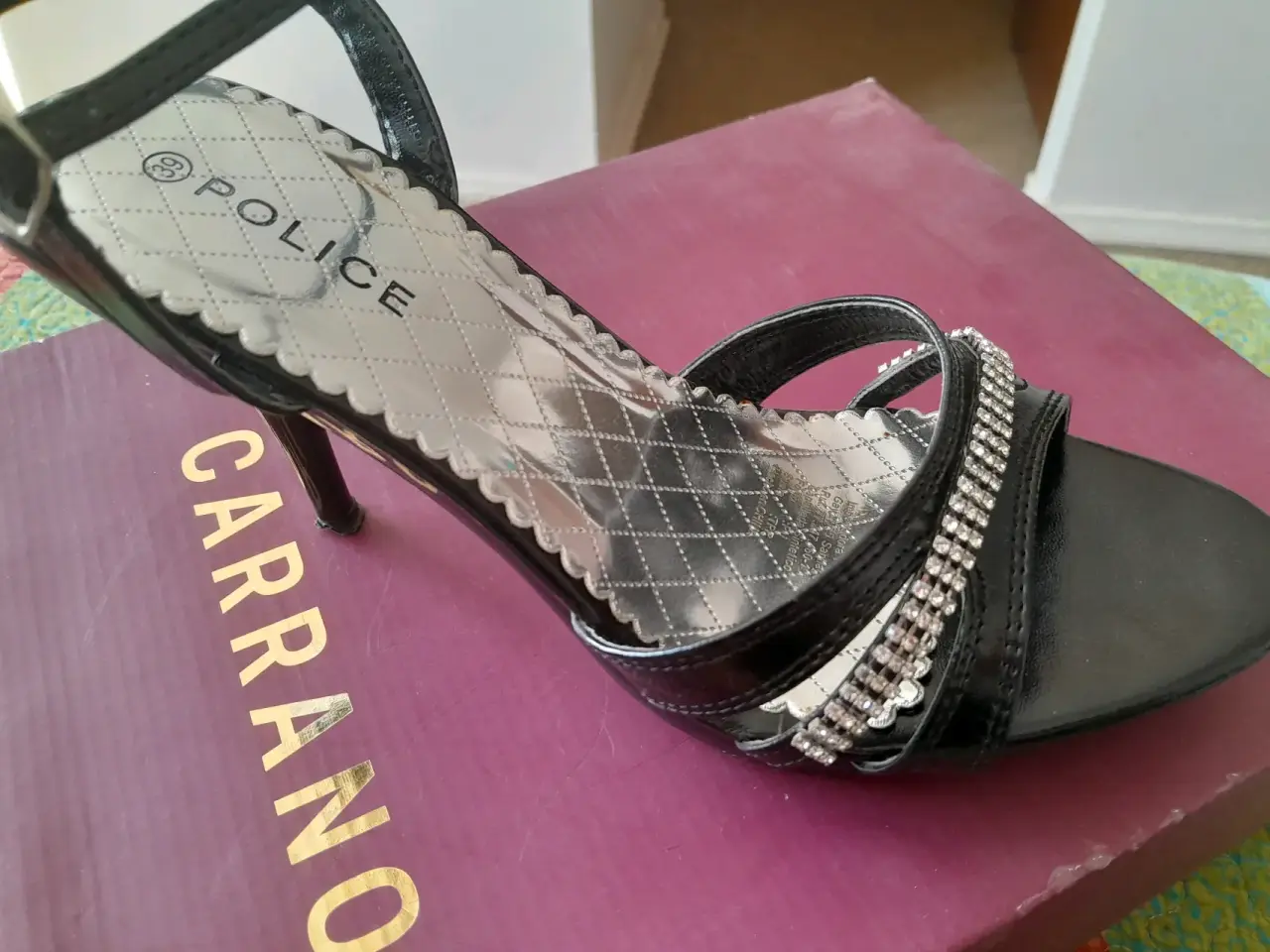 Tacones negros con detalles brillantes - miniatura 3