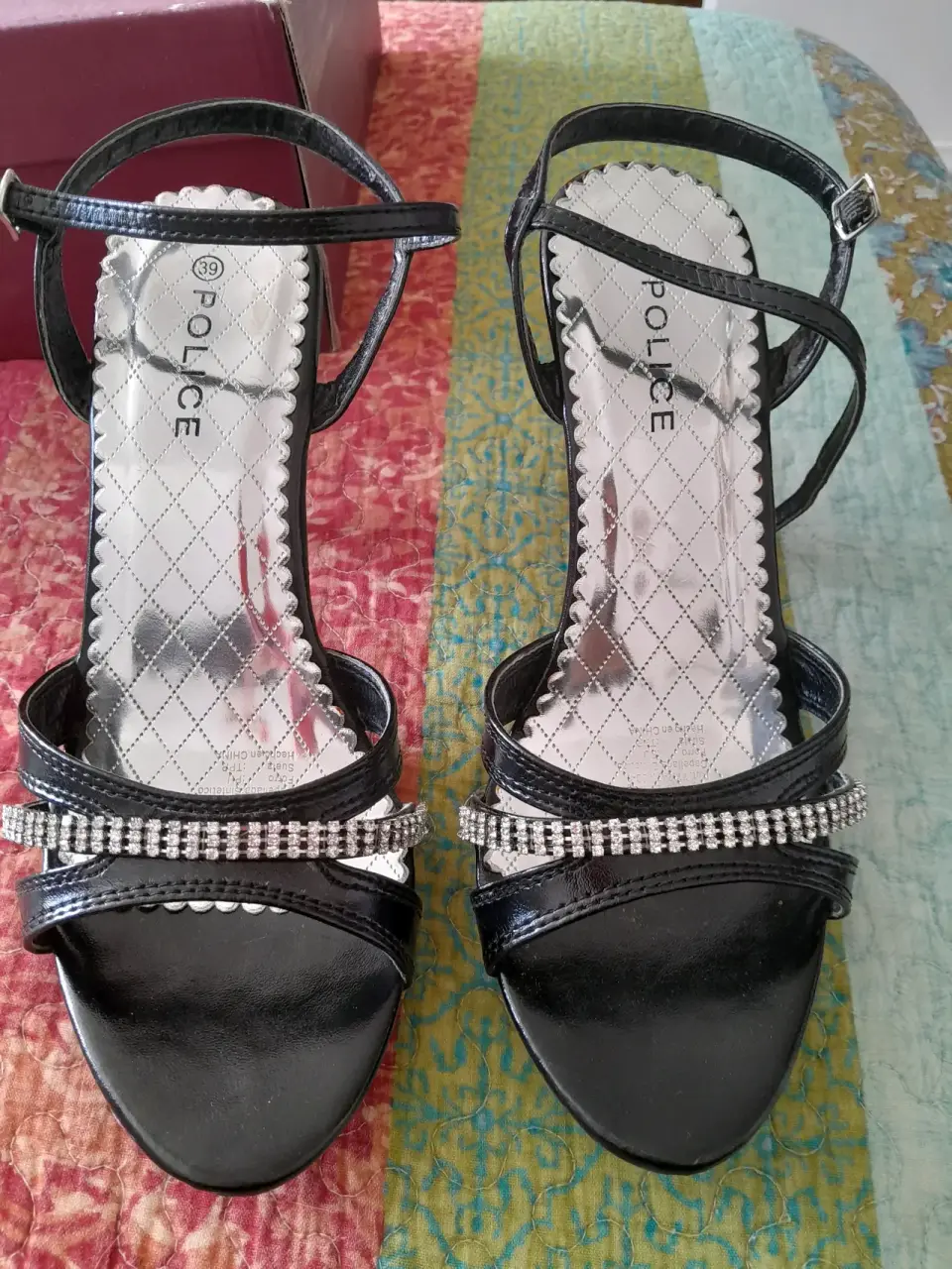 Tacones negros con detalles brillantes - miniatura 4