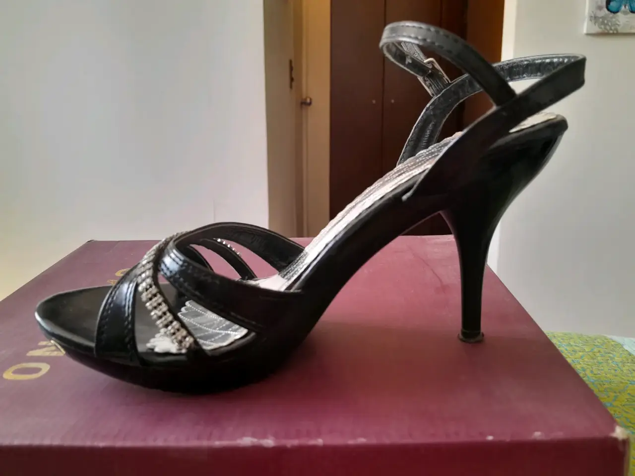 Tacones negros con detalles brillantes - miniatura 6