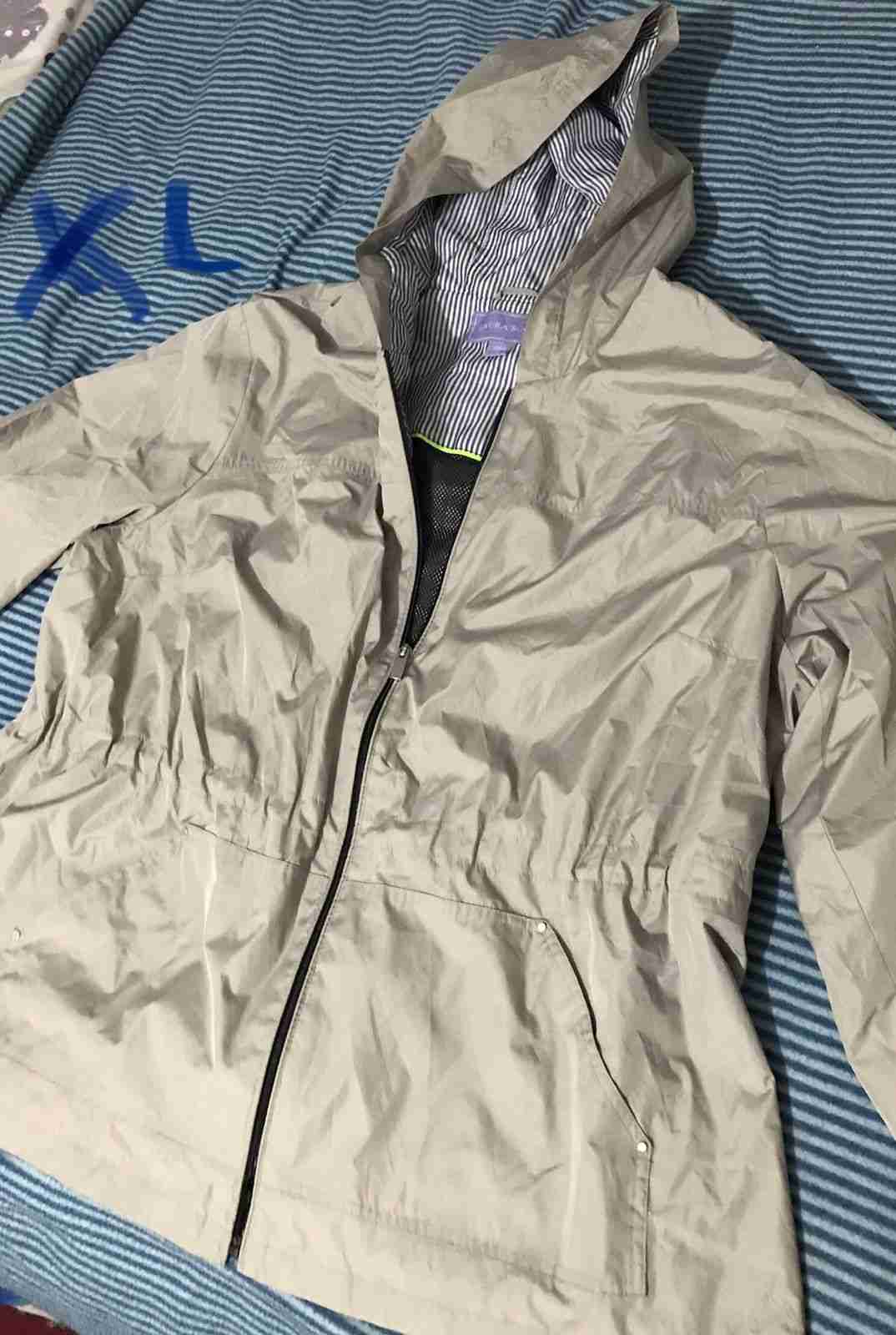 Parka beige con capucha. Cortaviento XL MUJER