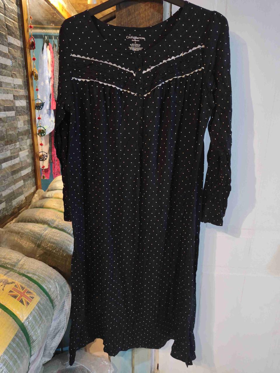 Pijama negro con lunares