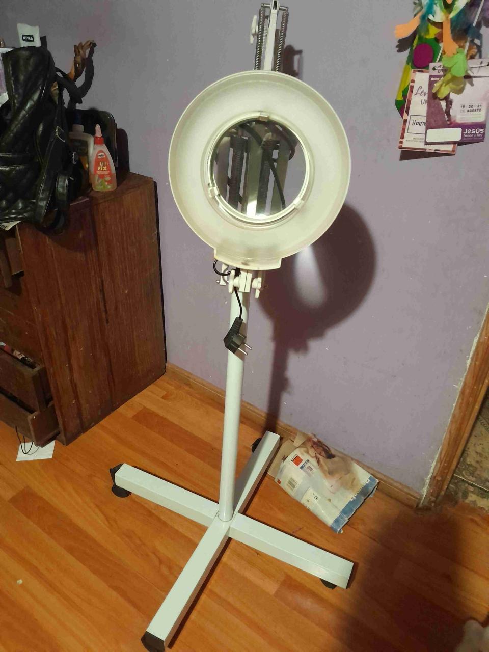 Lámpara con lupa para estética