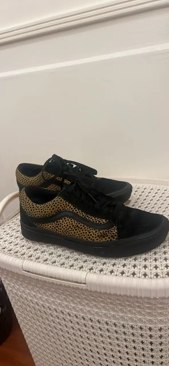 Zapatillas negras con diseño animal print - miniatura 1