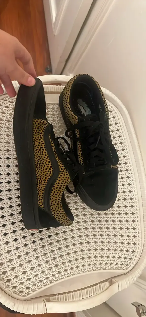 Zapatillas negras con diseño animal print - miniatura 2