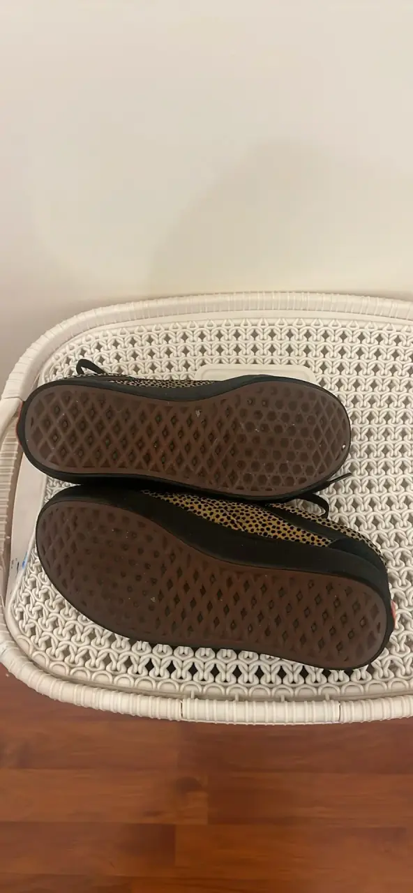 Zapatillas negras con diseño animal print - miniatura 3
