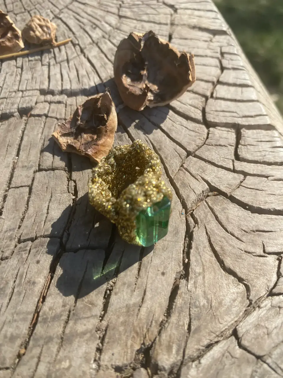 Anillo artesanal dorado verde - miniatura 1