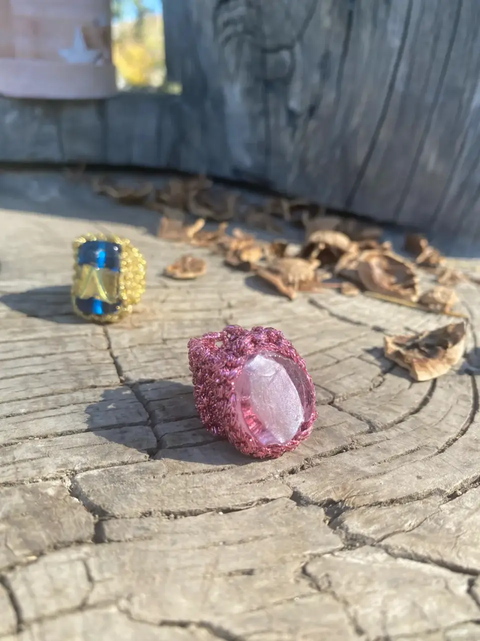 Anillo artesanal dorado verde - miniatura 2