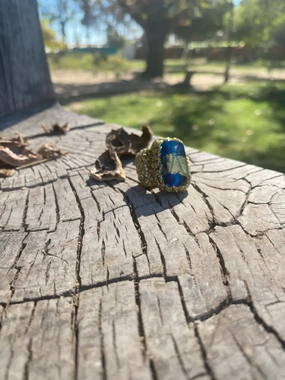 Anillo artesanal dorado verde - miniatura 3