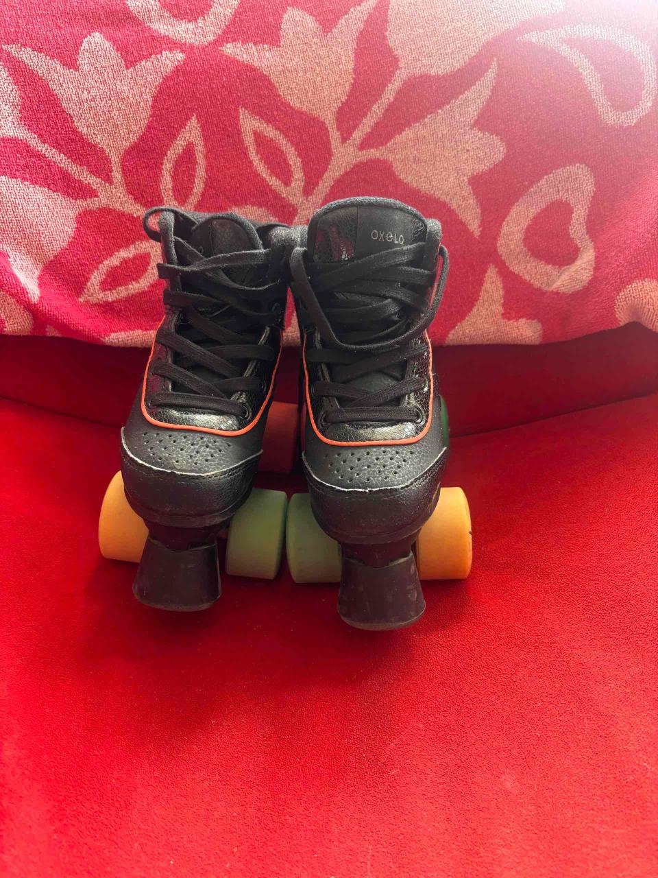 Patines de cuatro ruedas negras - miniatura 1