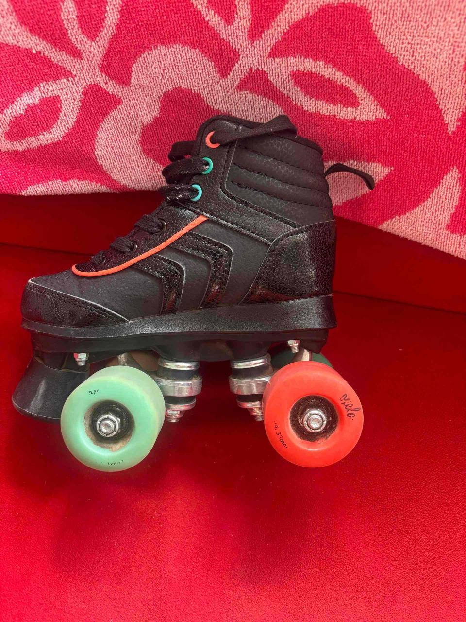 Patines de cuatro ruedas negras - miniatura 2