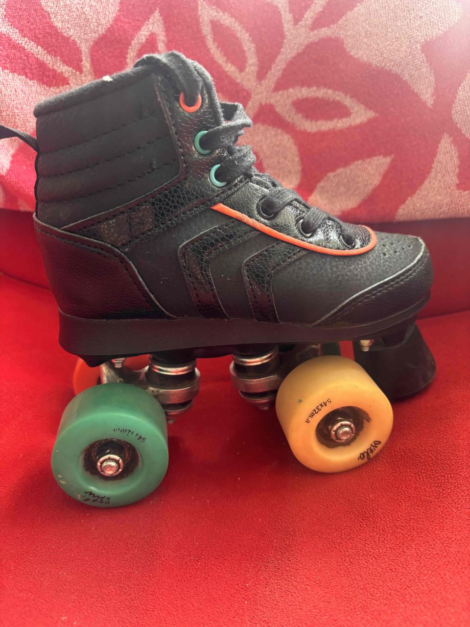 Patines de cuatro ruedas negras - miniatura 3