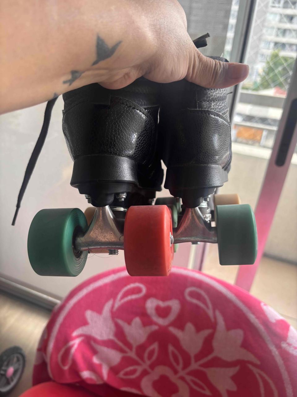 Patines de cuatro ruedas negras - miniatura 4