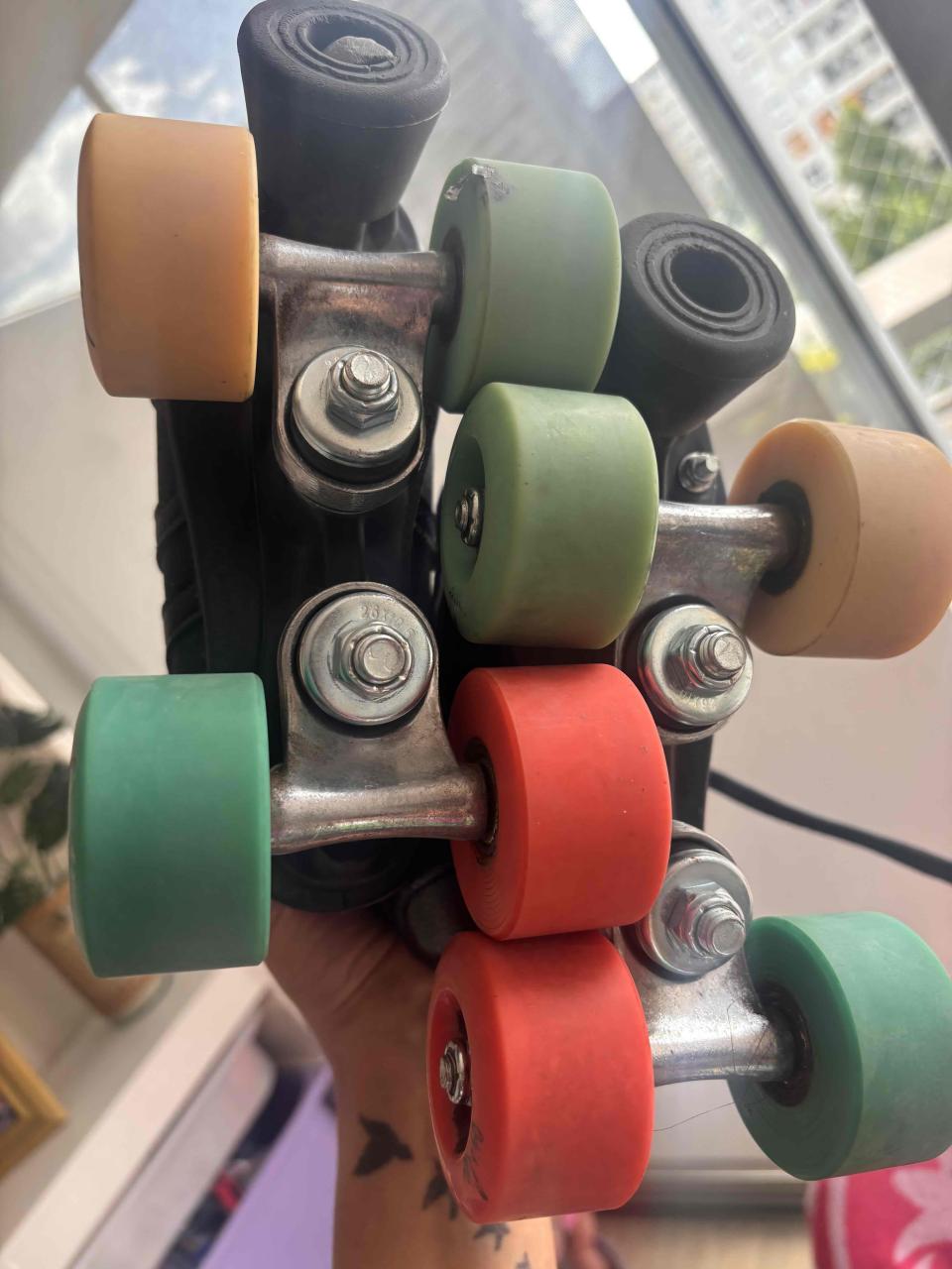 Patines de cuatro ruedas negras - miniatura 5