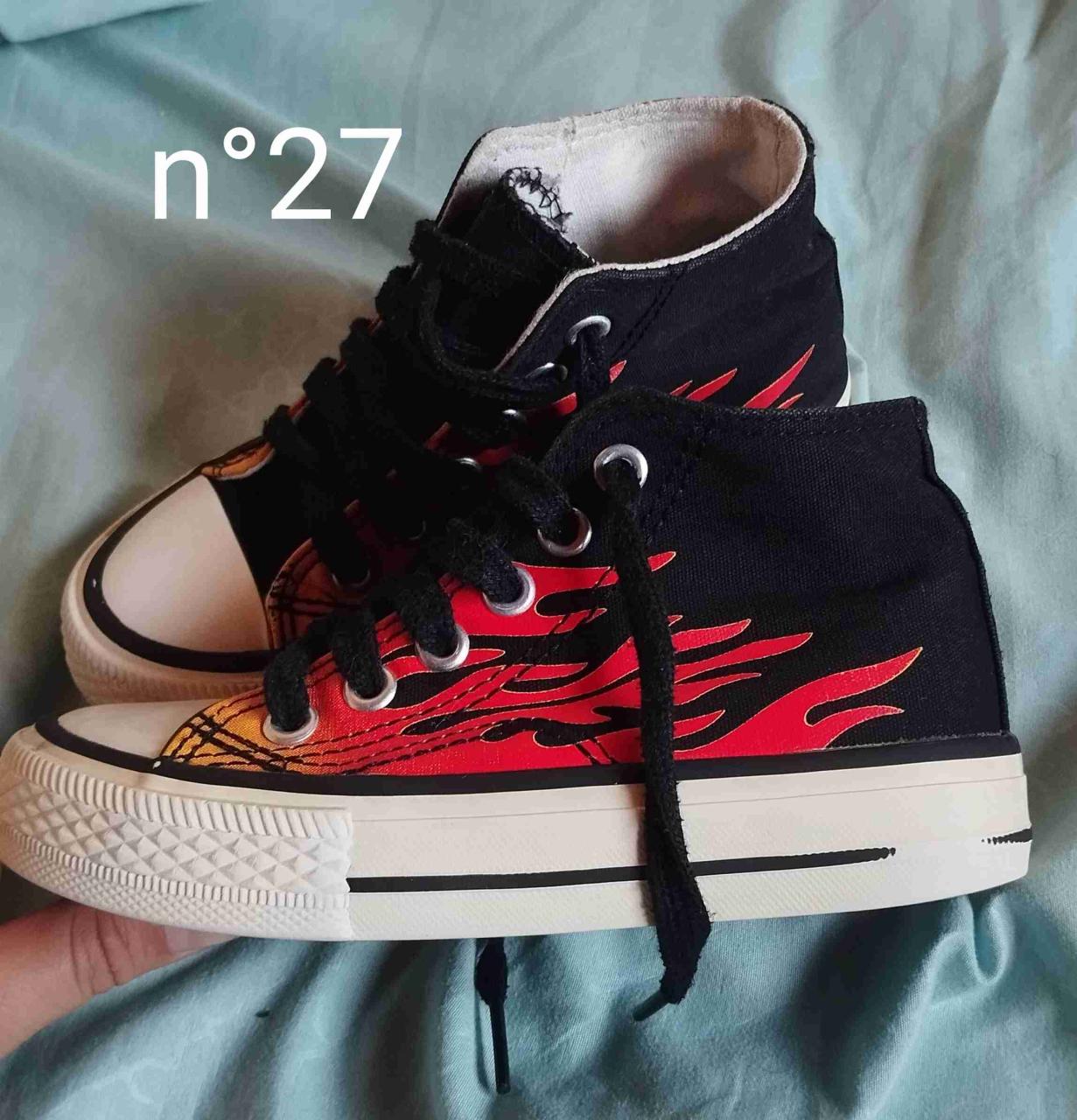 Zapatillas negras con diseño de llamas - miniatura 1