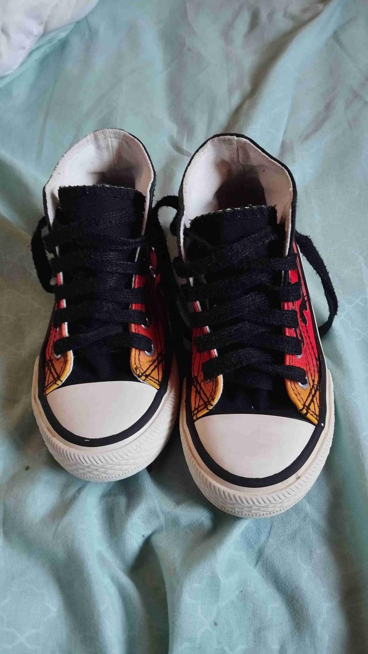Zapatillas negras con diseño de llamas - miniatura 2