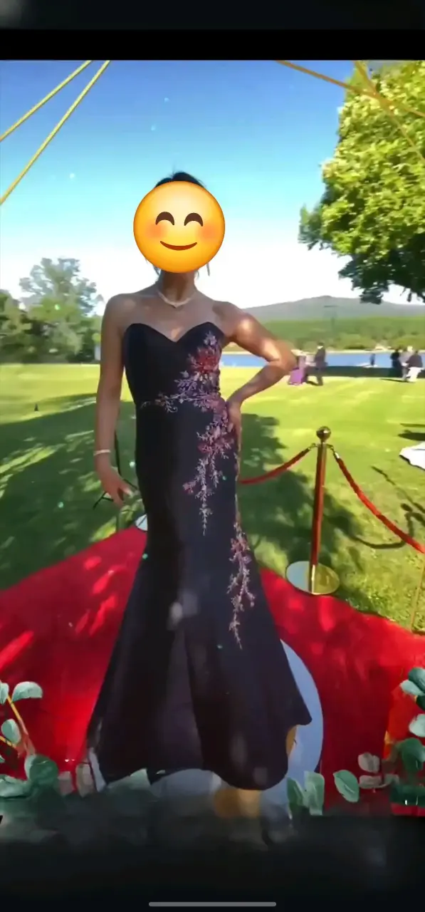 Vestido negro con bordados florales y pedreria - miniatura 1