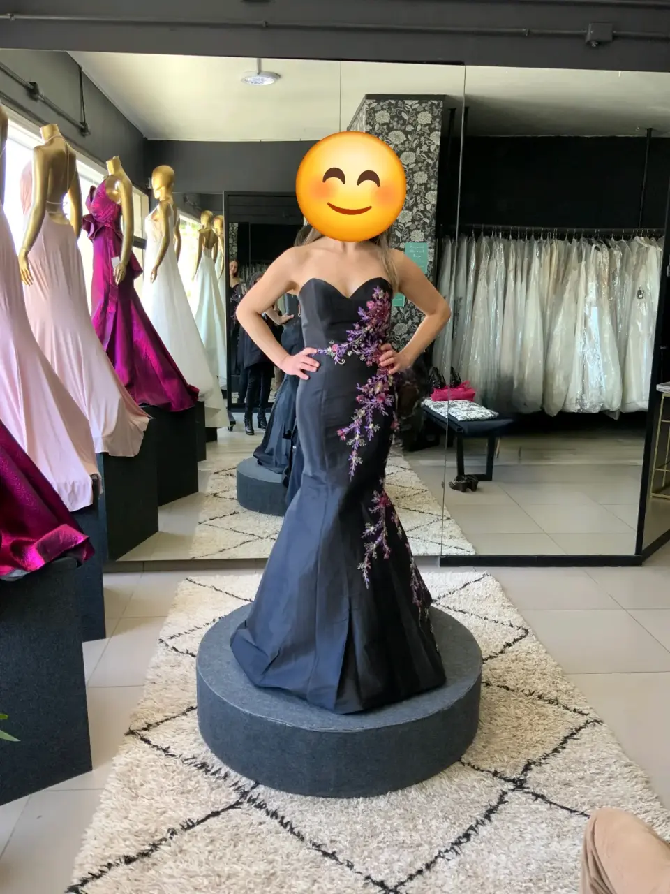 Vestido negro con bordados florales y pedreria - miniatura 2