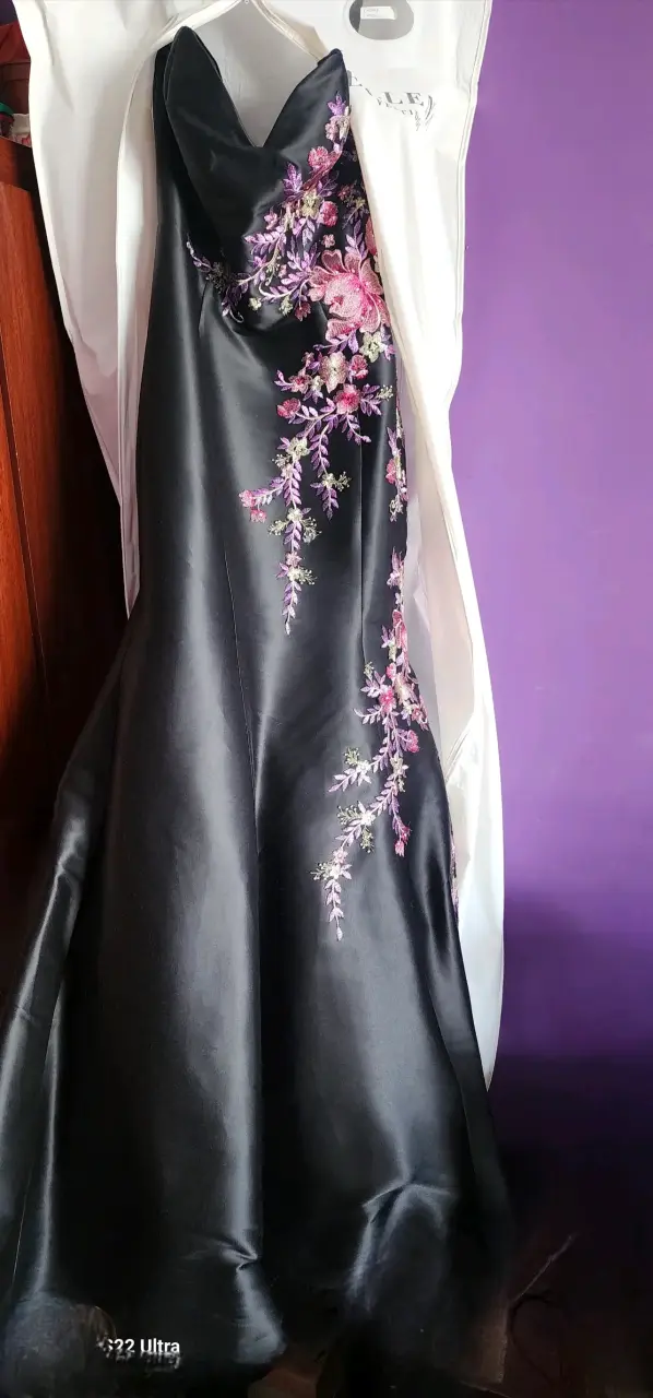 Vestido negro con bordados florales y pedreria - miniatura 3
