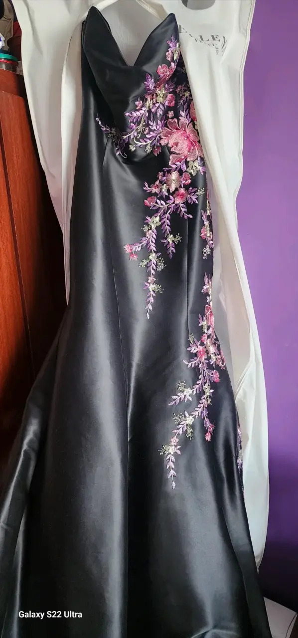 Vestido negro con bordados florales y pedreria - miniatura 4