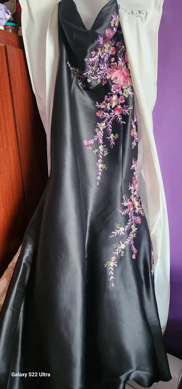 Vestido negro con bordados florales y pedreria - miniatura 6