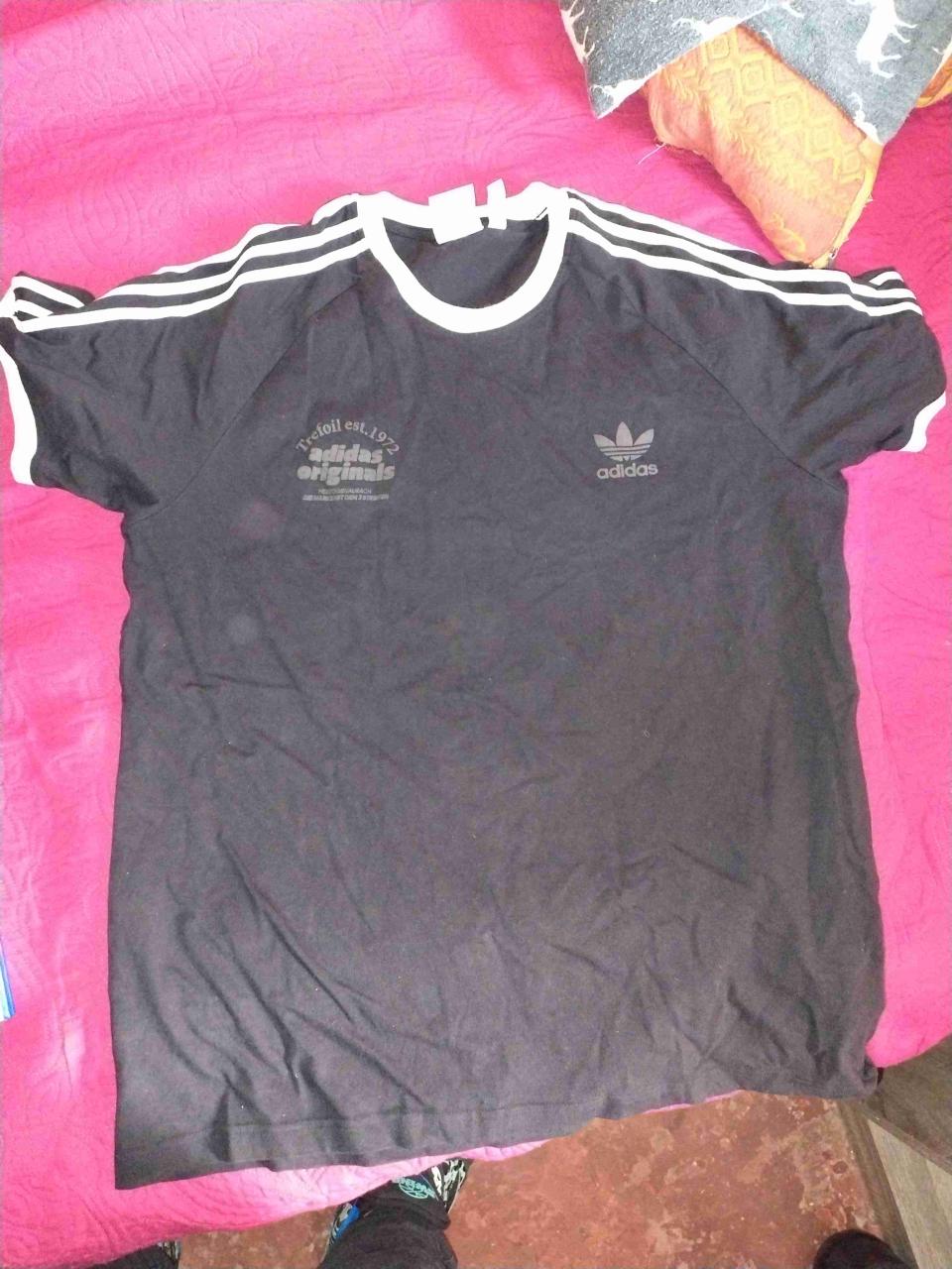 Polera Adidas negra con rayas nueva la cámara mal - miniatura 1