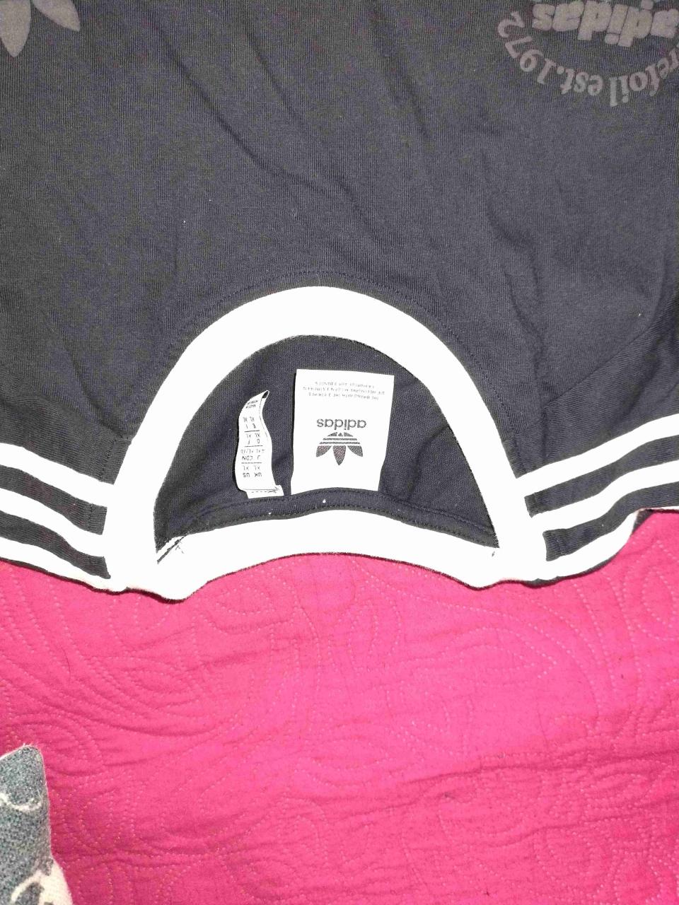 Polera Adidas negra con rayas nueva la cámara mal - miniatura 2
