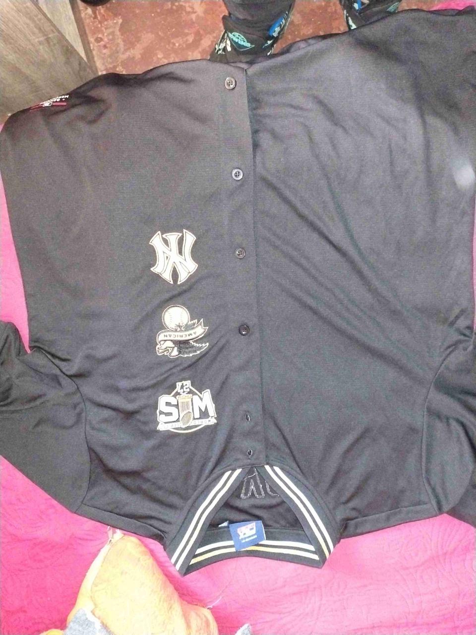 Polera Adidas negra con rayas nueva la cámara mal - miniatura 3