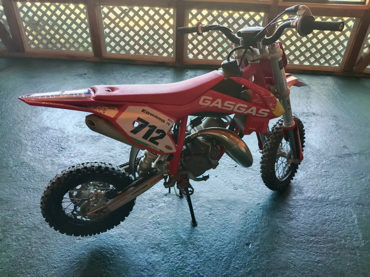 Moto de cross GasGas roja - miniatura 3