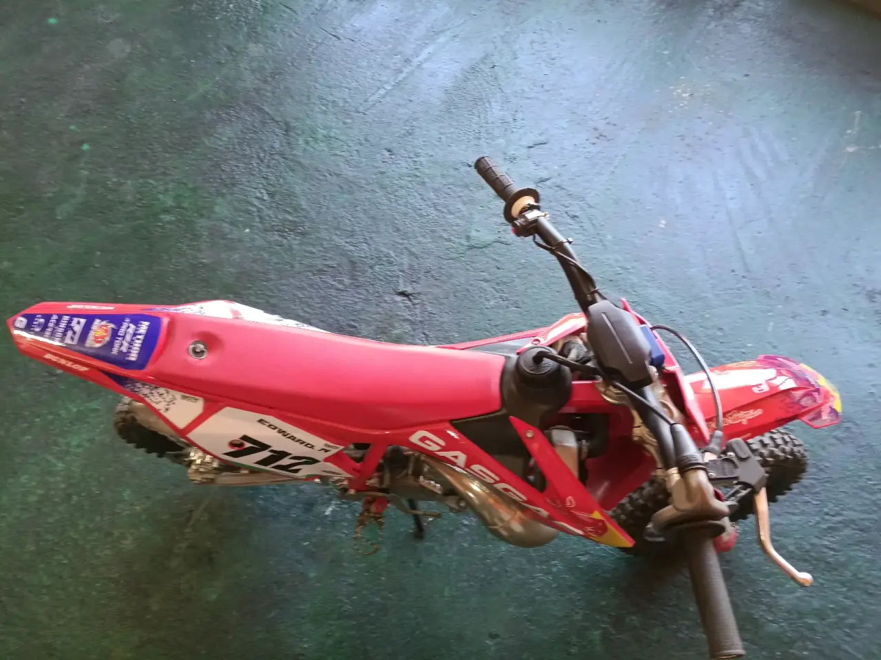 Moto de cross GasGas roja - miniatura 5