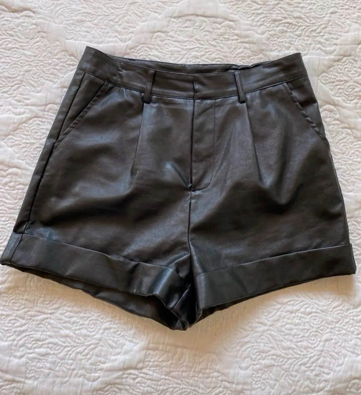 Shorts negros de cuero sintético - miniatura 1
