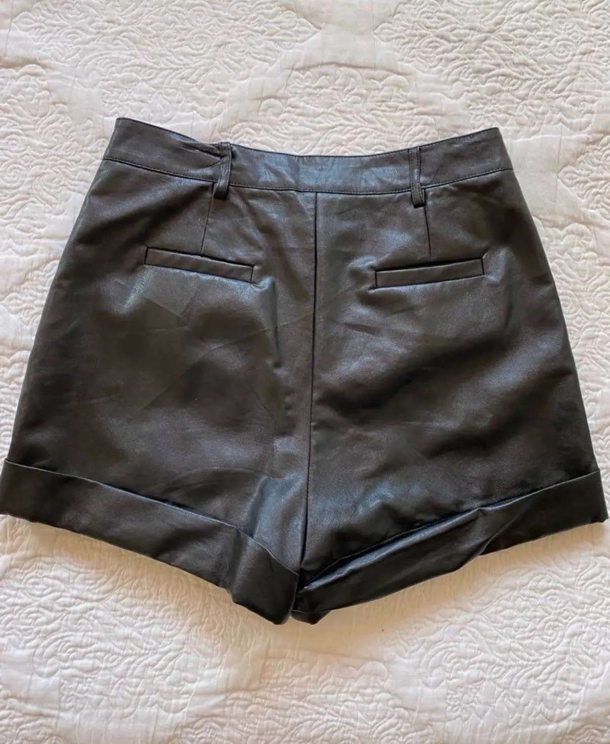 Shorts negros de cuero sintético - miniatura 2