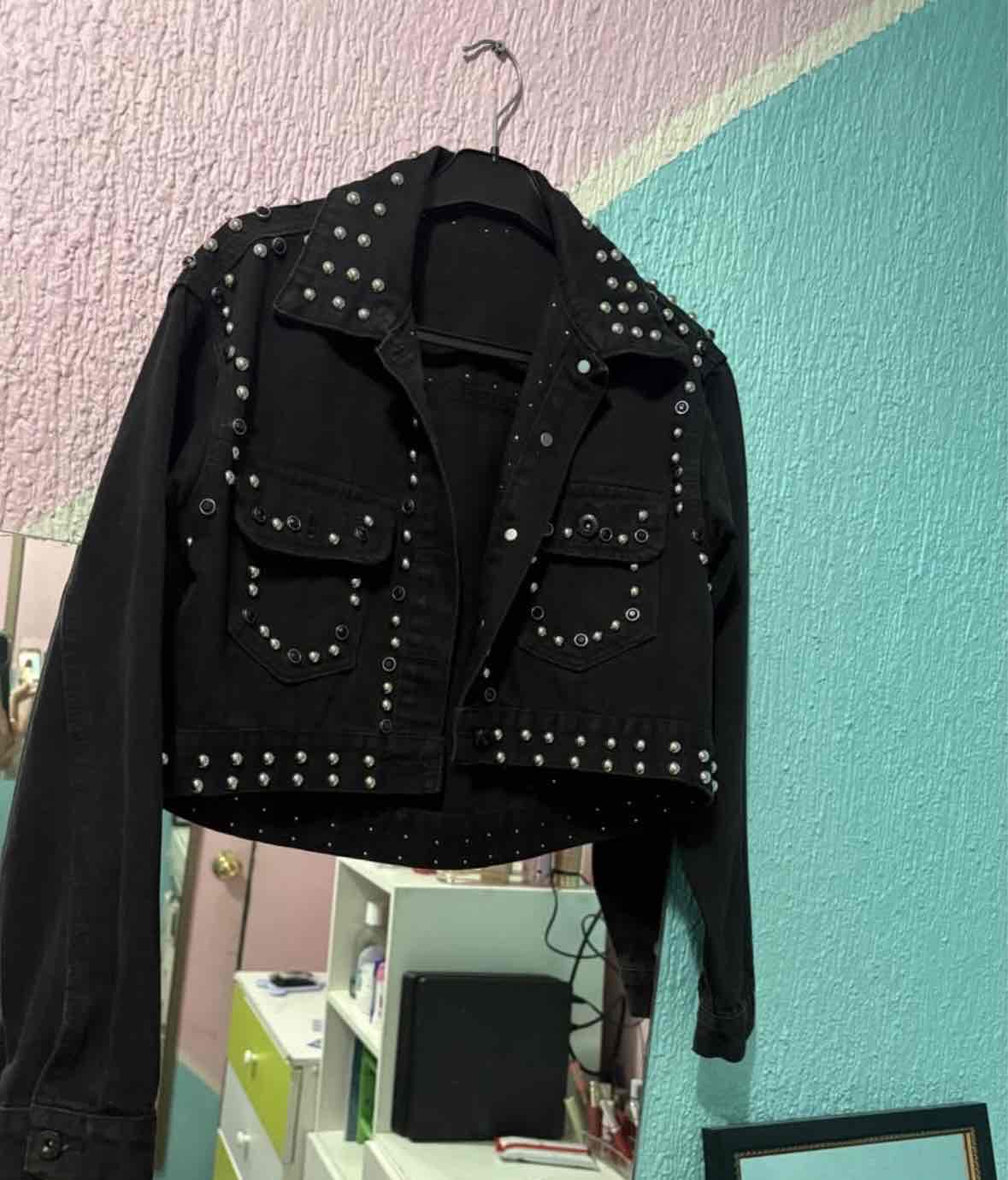 Chaqueta negra con tachuelas - miniatura 1