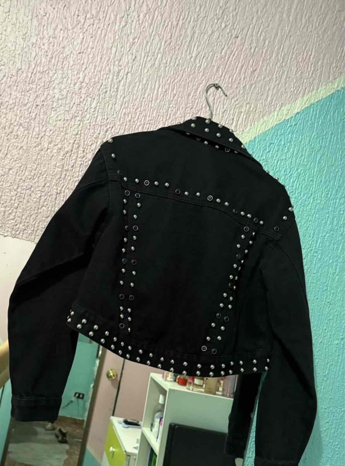 Chaqueta negra con tachuelas - miniatura 2
