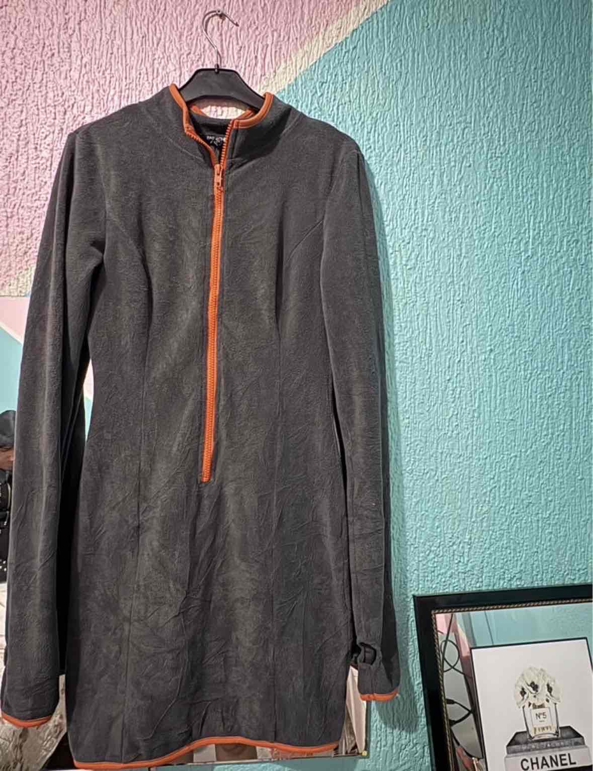 Vestido jersey gris con detalles naranjas - miniatura 1