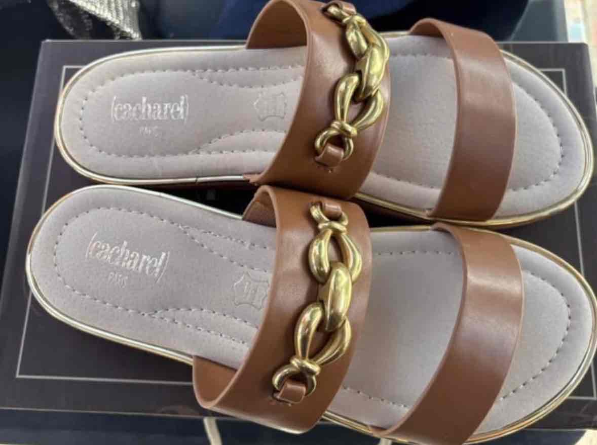 Sandalias marrón con cadena