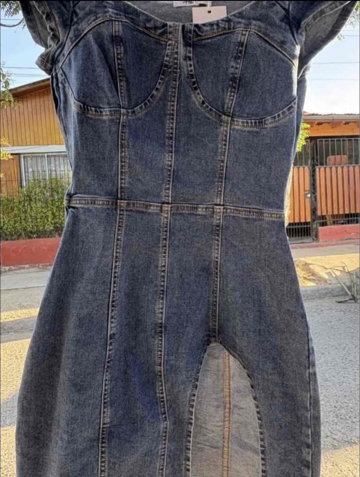 Vestido de mezclilla con diseño único - miniatura 1