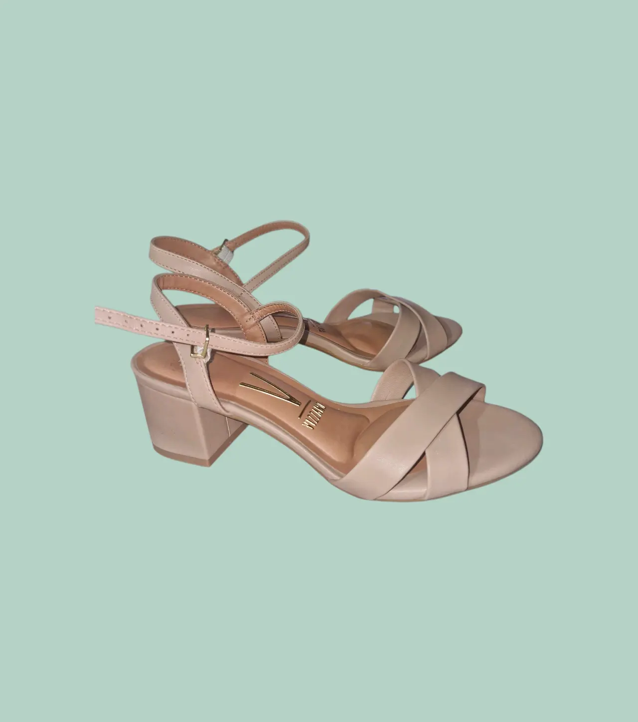 Sandalias beige de tacón medio