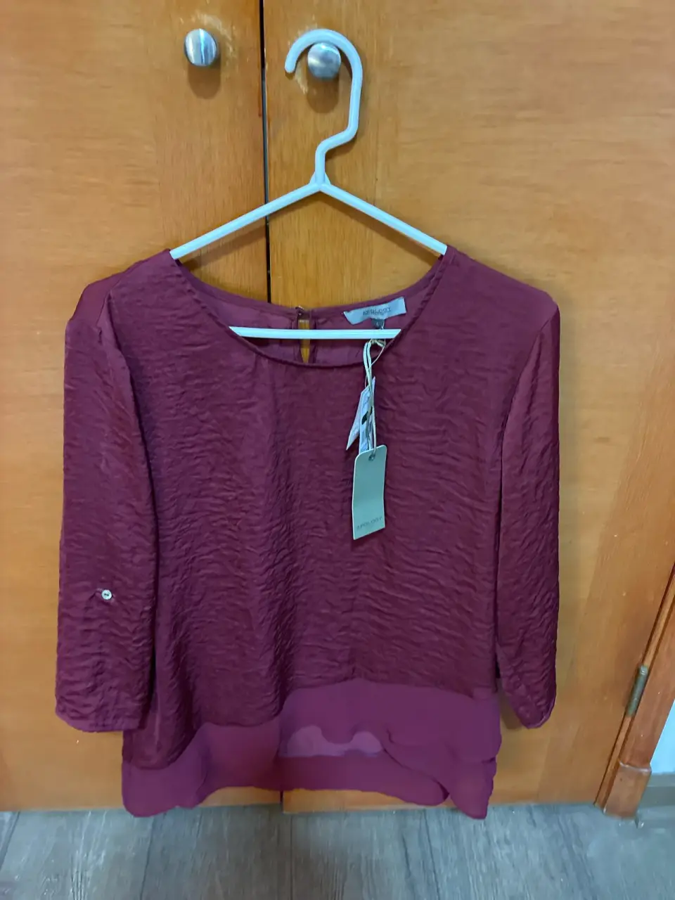 Blusa burdeo con textura nueva