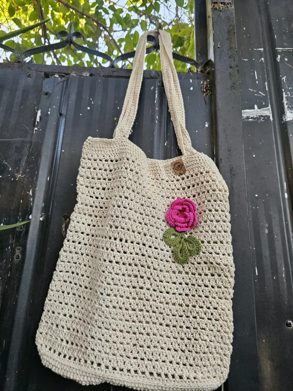Bolso tejido beige con flor - miniatura 1