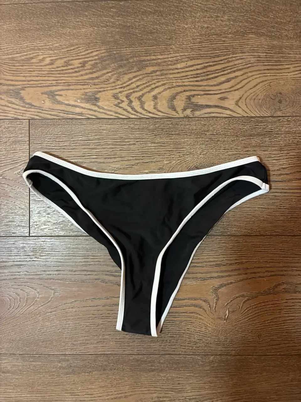 Calzón bikini negro con borde blanco
