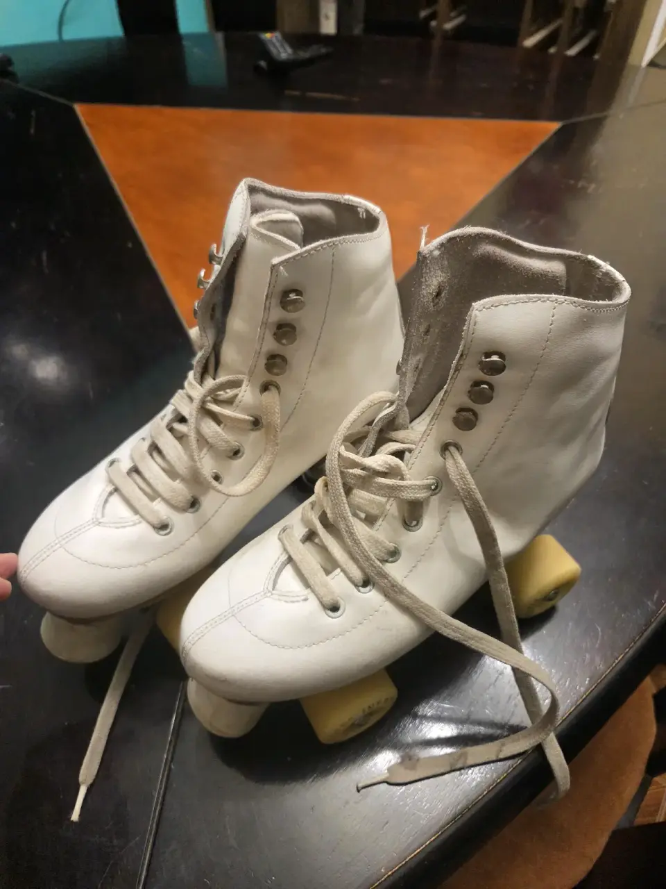 Patines de cuatro ruedas blancos - miniatura 1