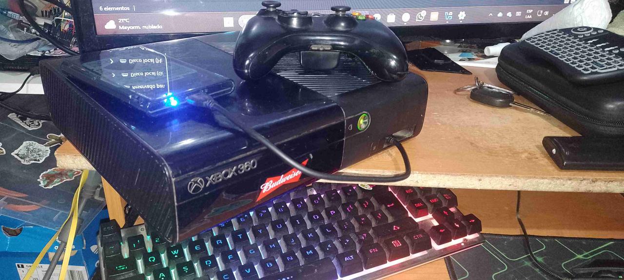 Consola Xbox 360 con control desbloqueada - miniatura 1