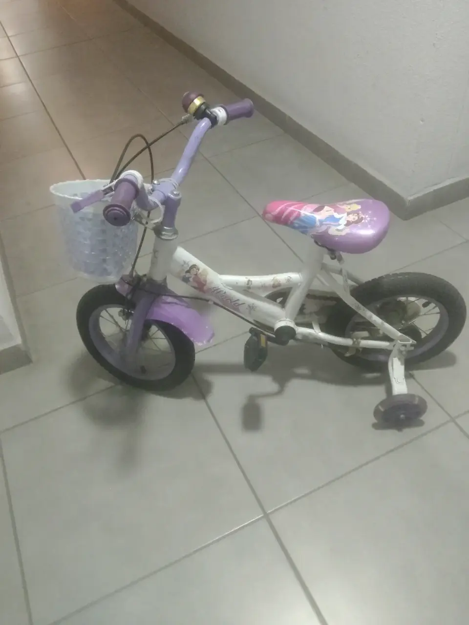 Bicicleta infantil morada con canastilla - miniatura 1