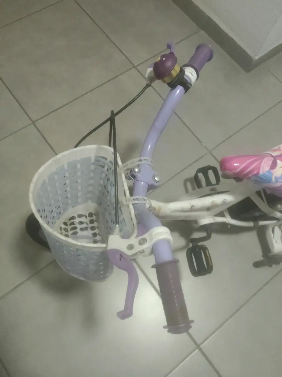 Bicicleta infantil morada con canastilla - miniatura 2