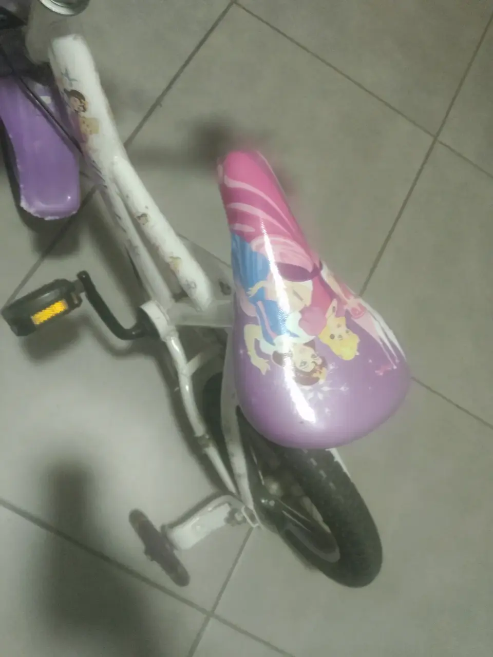 Bicicleta infantil morada con canastilla - miniatura 3