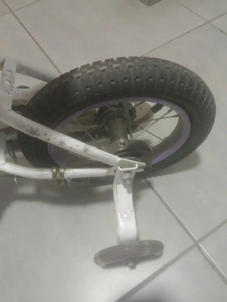Bicicleta infantil morada con canastilla - miniatura 4
