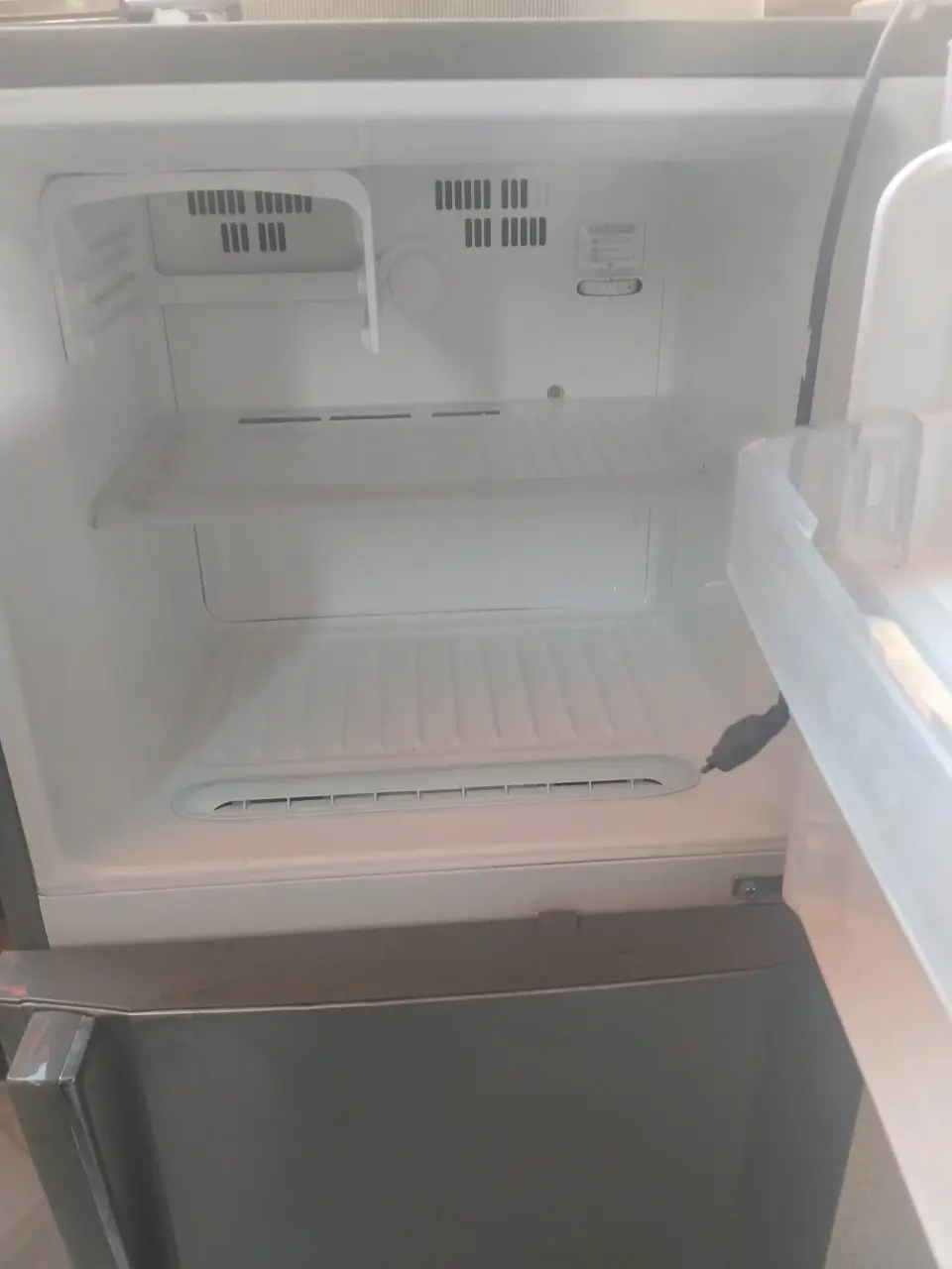 Refrigerador pequeño en buen estado - miniatura 5